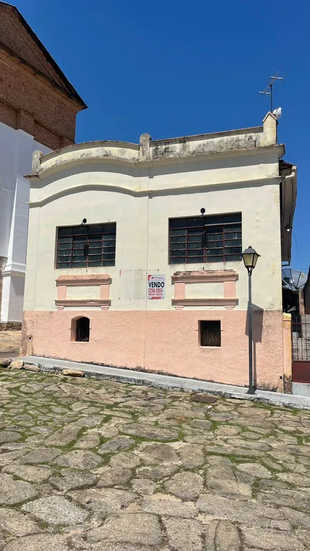 Sobrado á venda com área total 222,43m², localizada na Praça Dr. Tasso de Camarg...