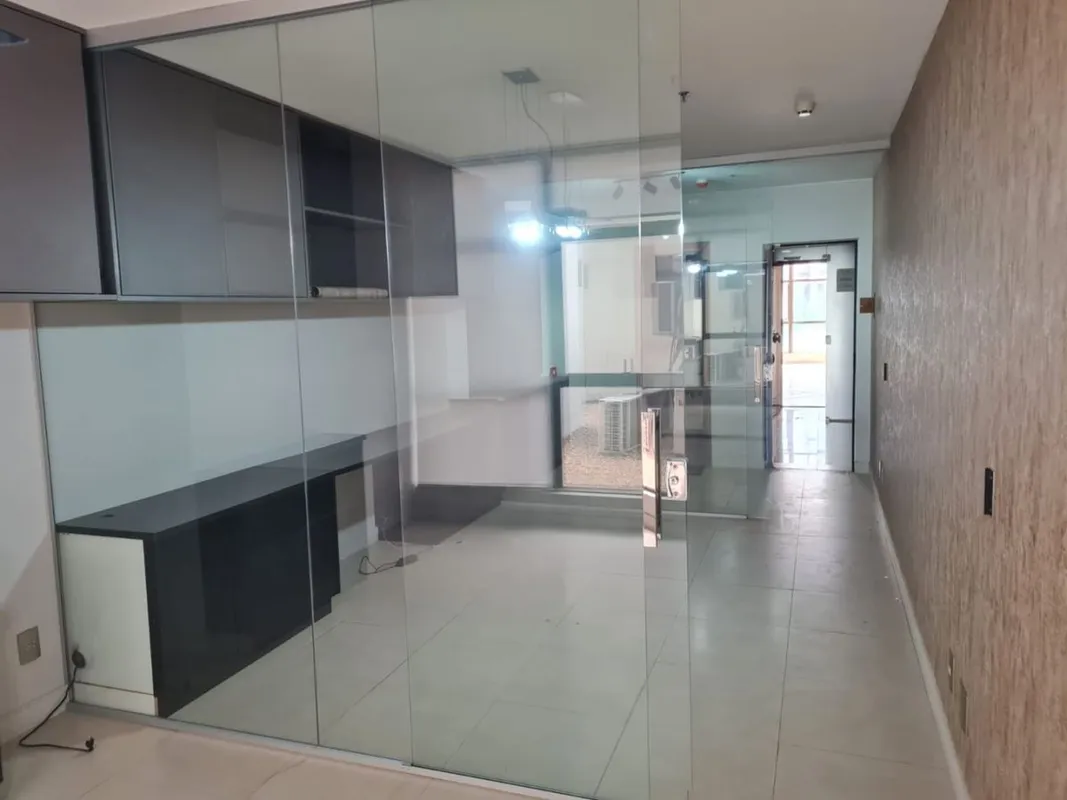Excelente sala comercial desocupada, com 52m², dividida em 3 ambientes com armár...