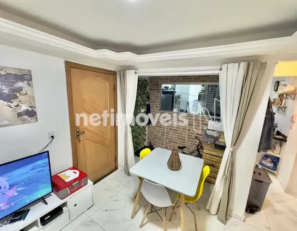 Descrição do Imóvel: Apartamento nascente todo reformado há 3 anos, porcelanato,...