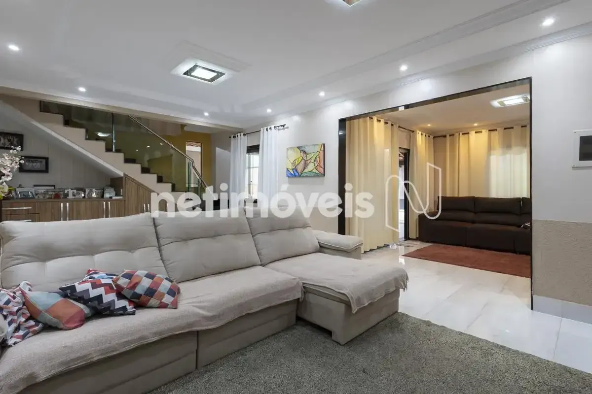 Casa em Condomínio - 05 Quartos - 02 Suítes - Piscina - Área de Lazer - 10 Vagas...