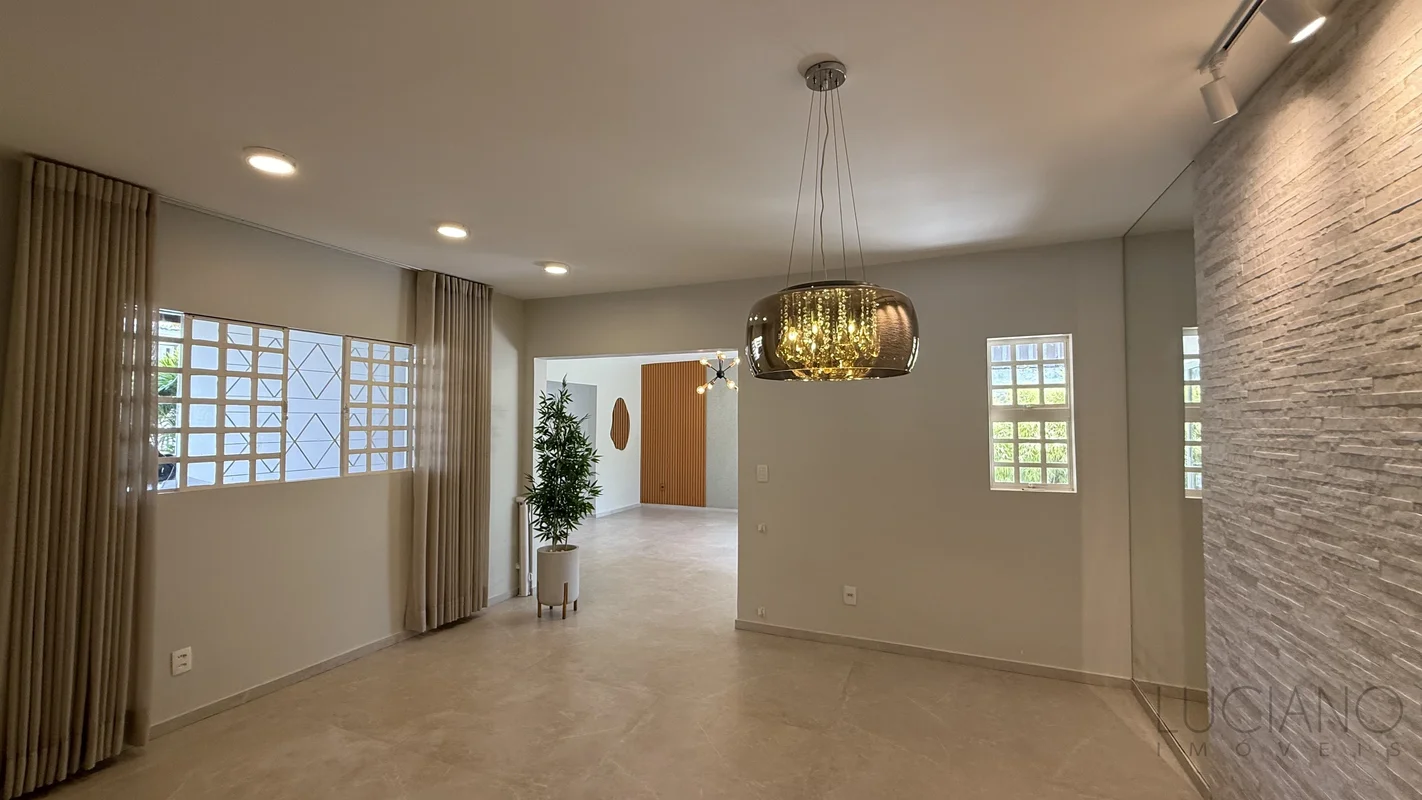 - Casa no Condomínio Jardins do Lago quadra 2.- Descrição:- Três amolas suítes c...