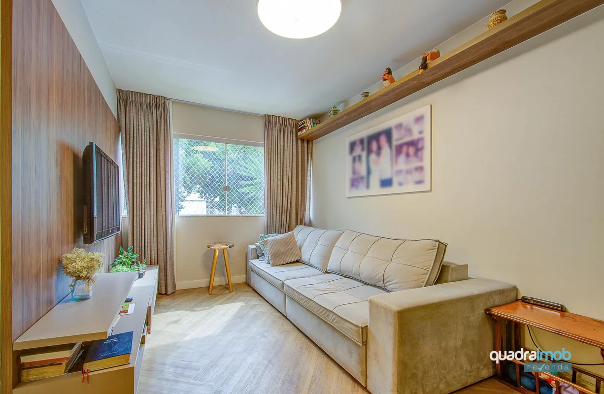 Apartamento reformado, pronto para morar! Com 3 quartos, sendo 1 suíte, o imóvel...