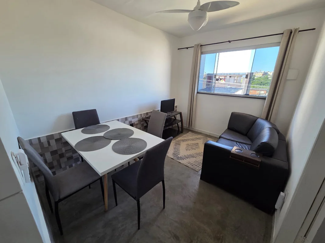 Ótimo apto mobiliado no Varjão c/ varanda (1° Andar)Ao lado da rodoviária do Var...