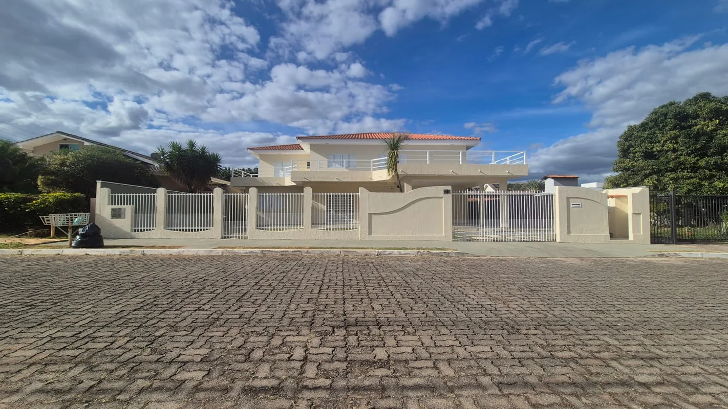 Imagine morar em uma espaçosa casa de alto padrão no Condomínio Solar de Brasíli...