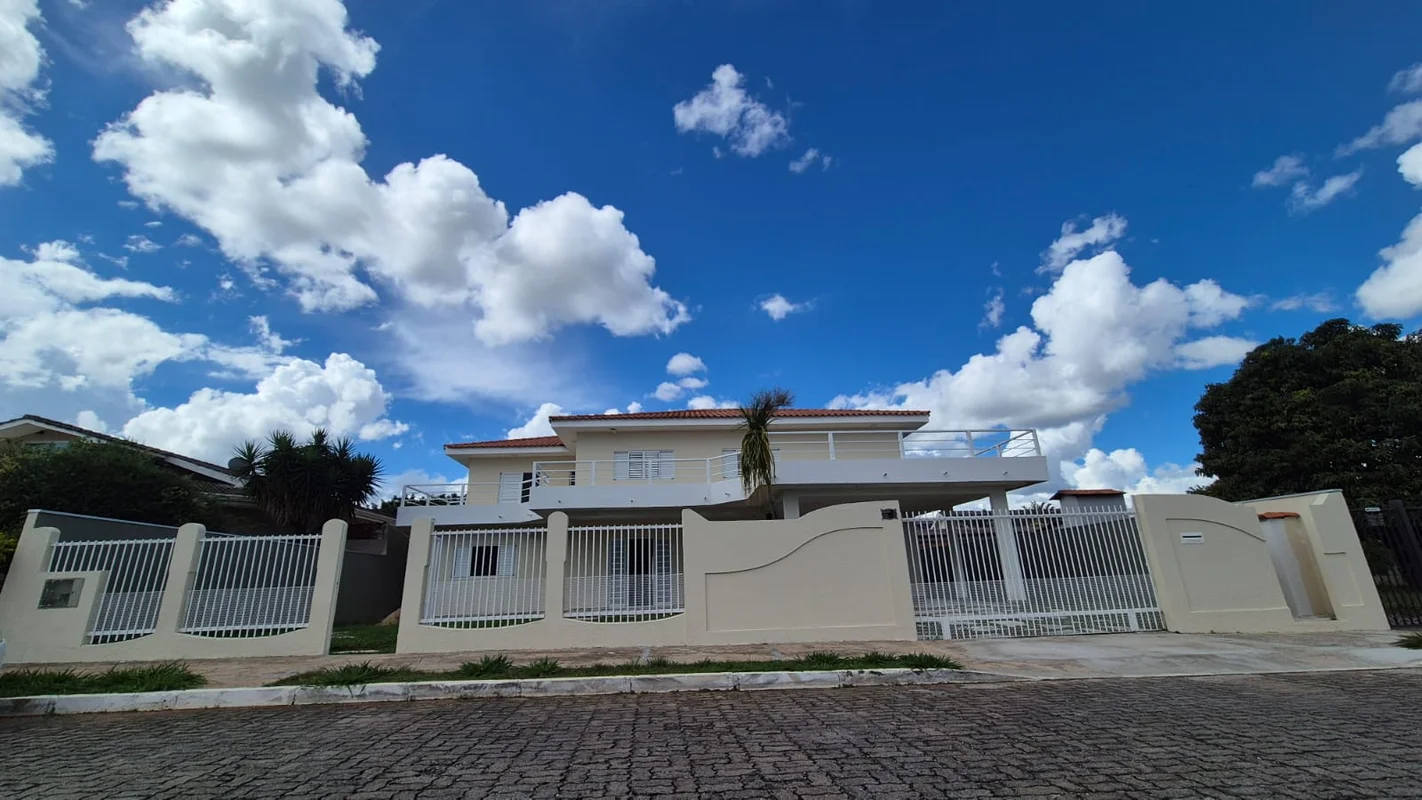 Imagine morar em uma espaçosa casa de alto padrão no Condomínio Solar de Brasíli...