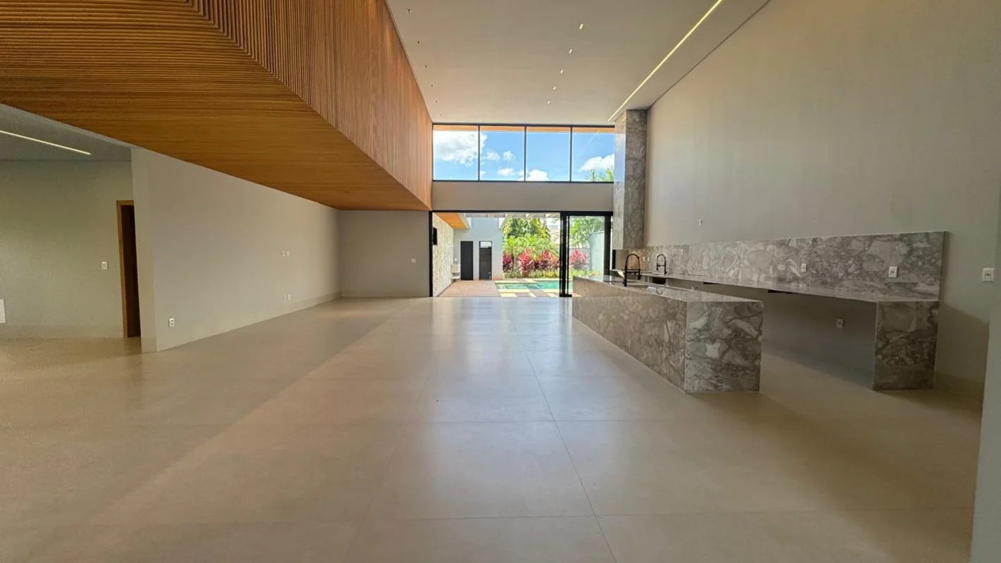 Descubra a exclusividade de morar na Casa Térrea no Condomínio Jardins Milão, em...