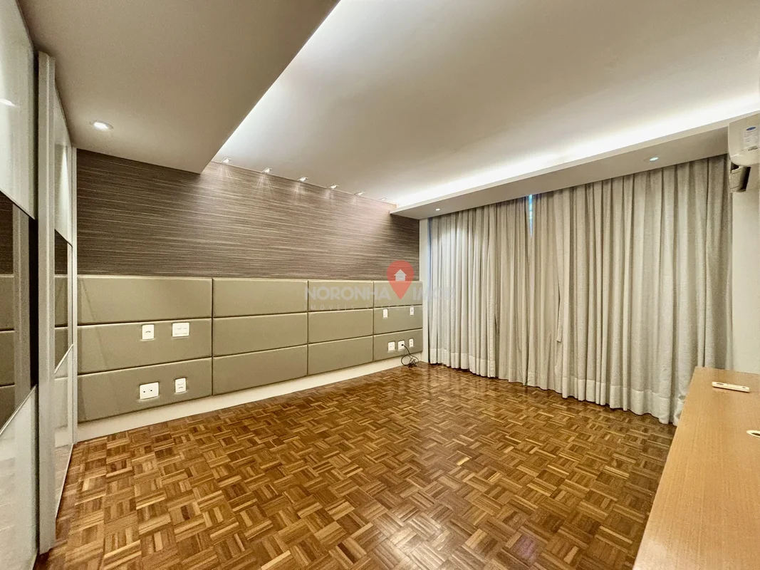 Viva o privilégio de morar em uma das quadras mais desejadas da Asa Sul.Este sof...