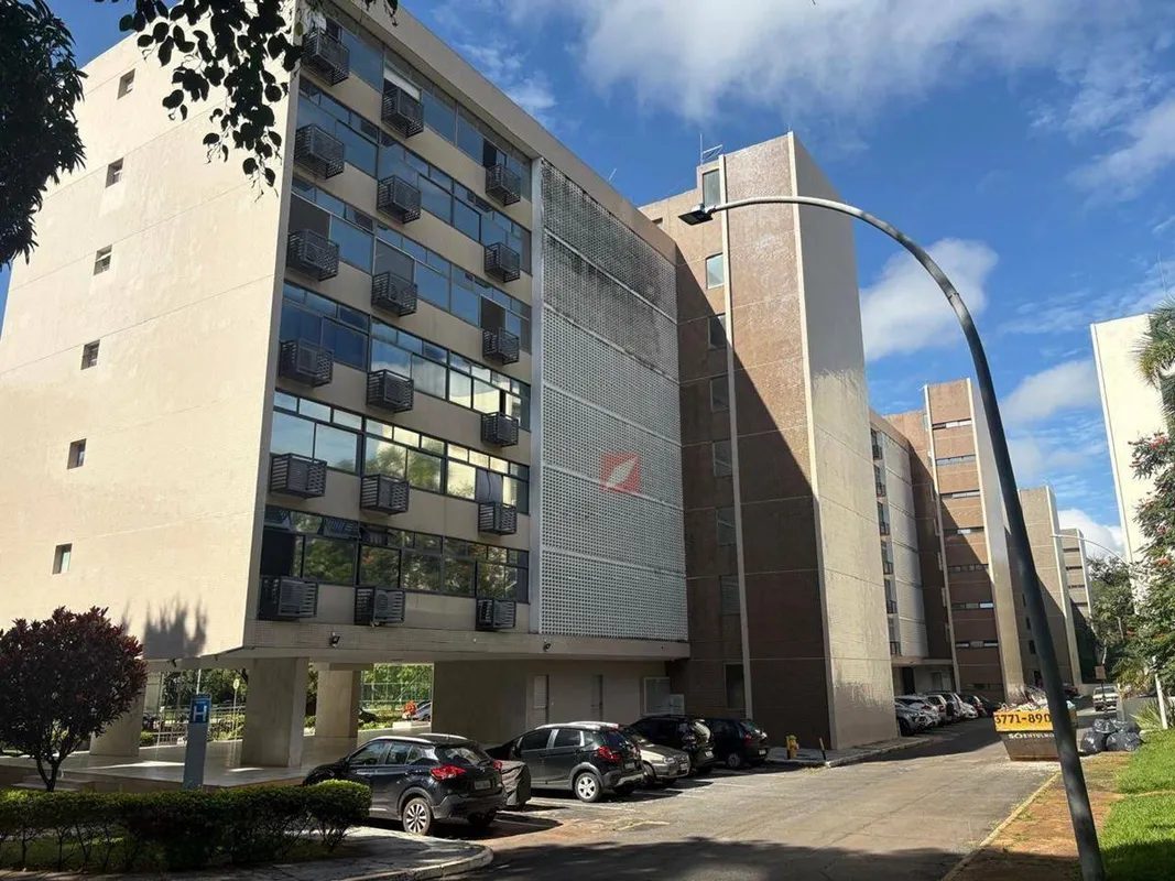 Área privativa de 98.71 M²- Sala para dois ambientes; - Três quartos, sendo uma ...