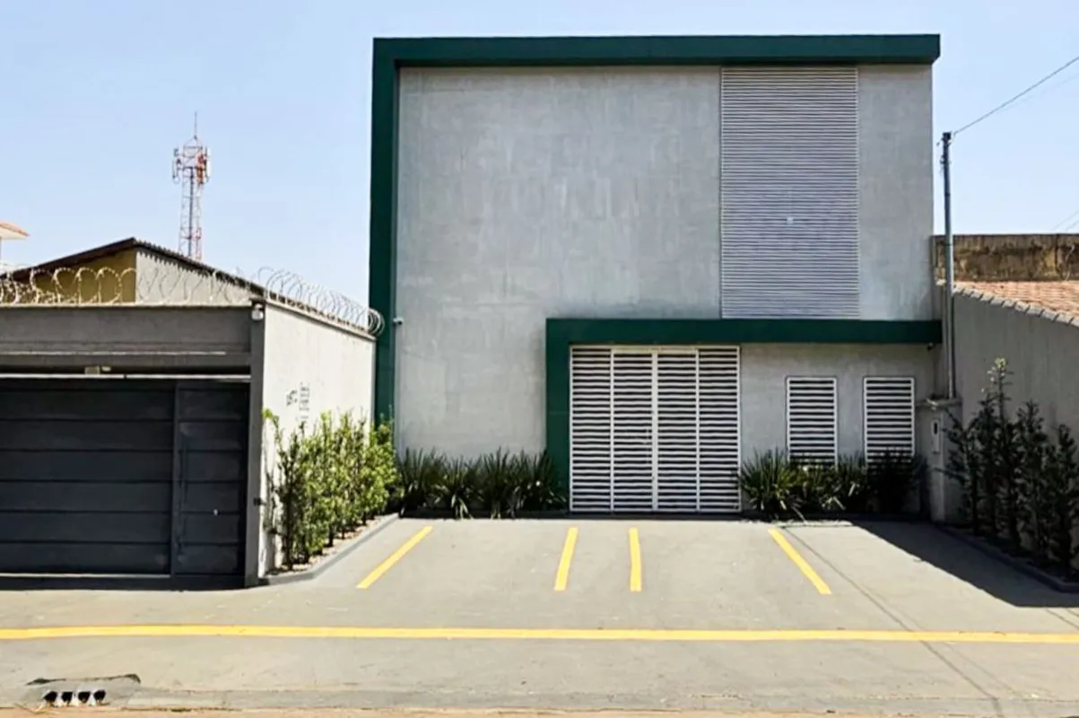 Imóvel misto (residencial e comercial). Na parte frontal, espaço ideal para clín...
