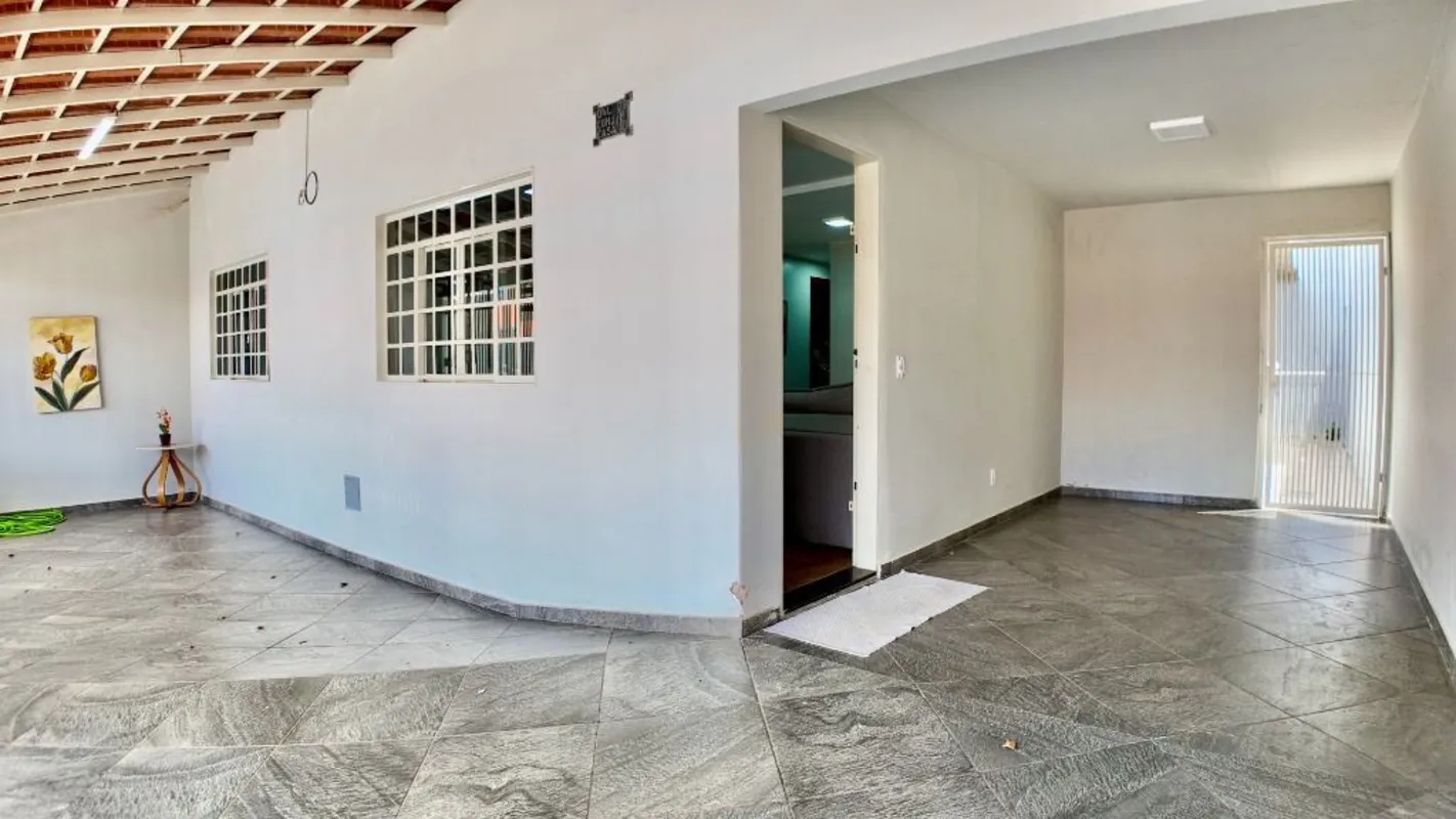 EXCELENTE oportunidade para moradia e rendaCasa com 3 quartos e 2 apartamentos i...