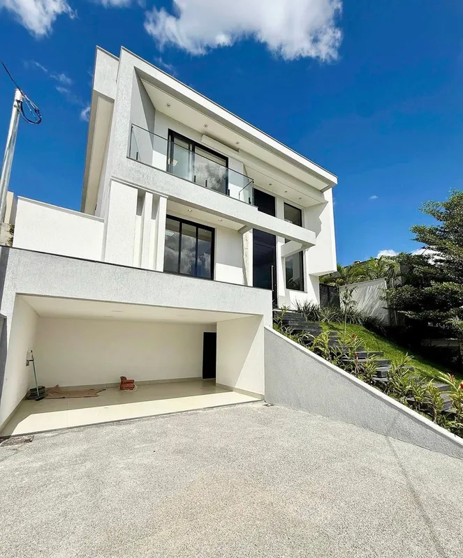 Casa Sobrado com 3 pavimentosA edificação é composta por subsolo, pavimento térr...