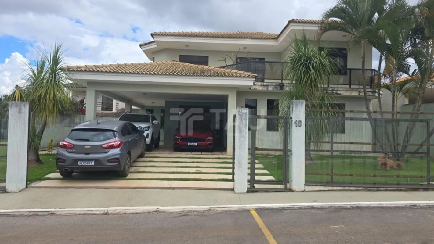 EXCELENTE LOCALIZAÇÃO - CONDOMINIO DE ALTO PADRÃO.Área útil : 370 m²Terreno: 800...