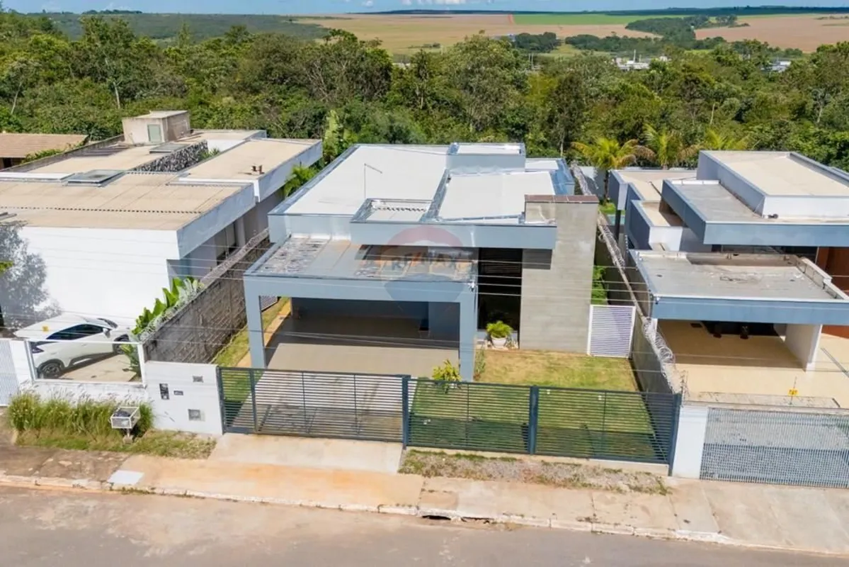 Apresento para vocês essa casa Térrea, Moderna e recém construída. Localizada no...