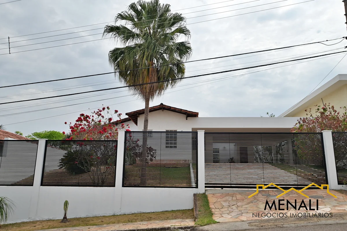 Casa térrea no Lago Sul | Amplo terreno e localização privilegiadaEm uma das reg...
