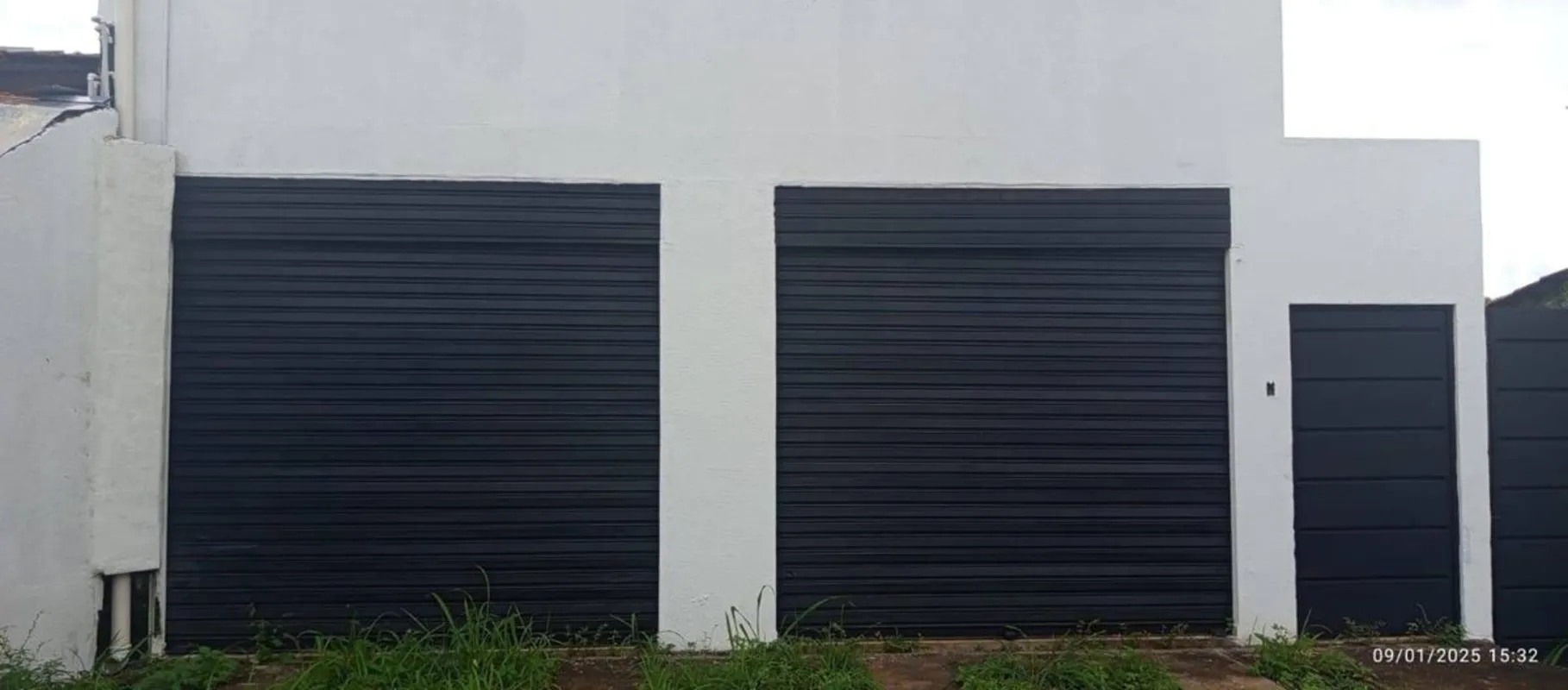 sala comercial, com dois banheiros. estacionamento para 2 veículos na porta. bem...