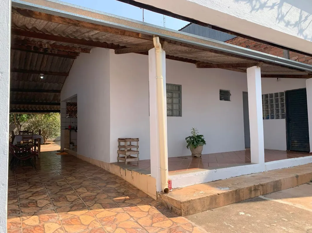 Casa de 2/4 em lote de 360 m² no Parque Flamboyant em Aparecida de Goiânia. // D...