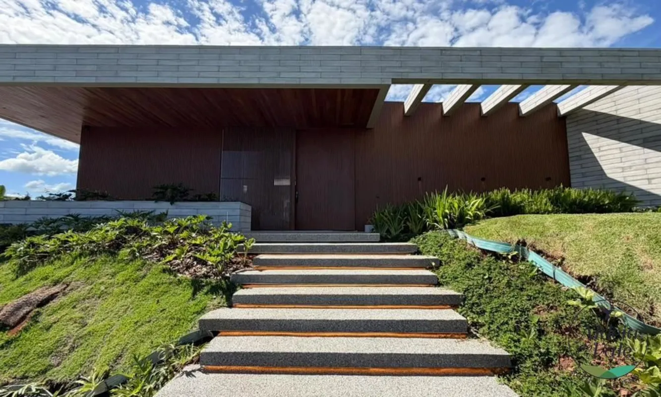 CASA MODERNA MOBILIADA NO ALDEIA DO VALE.Térreo com 4 suítes, sendo 1 super mast...