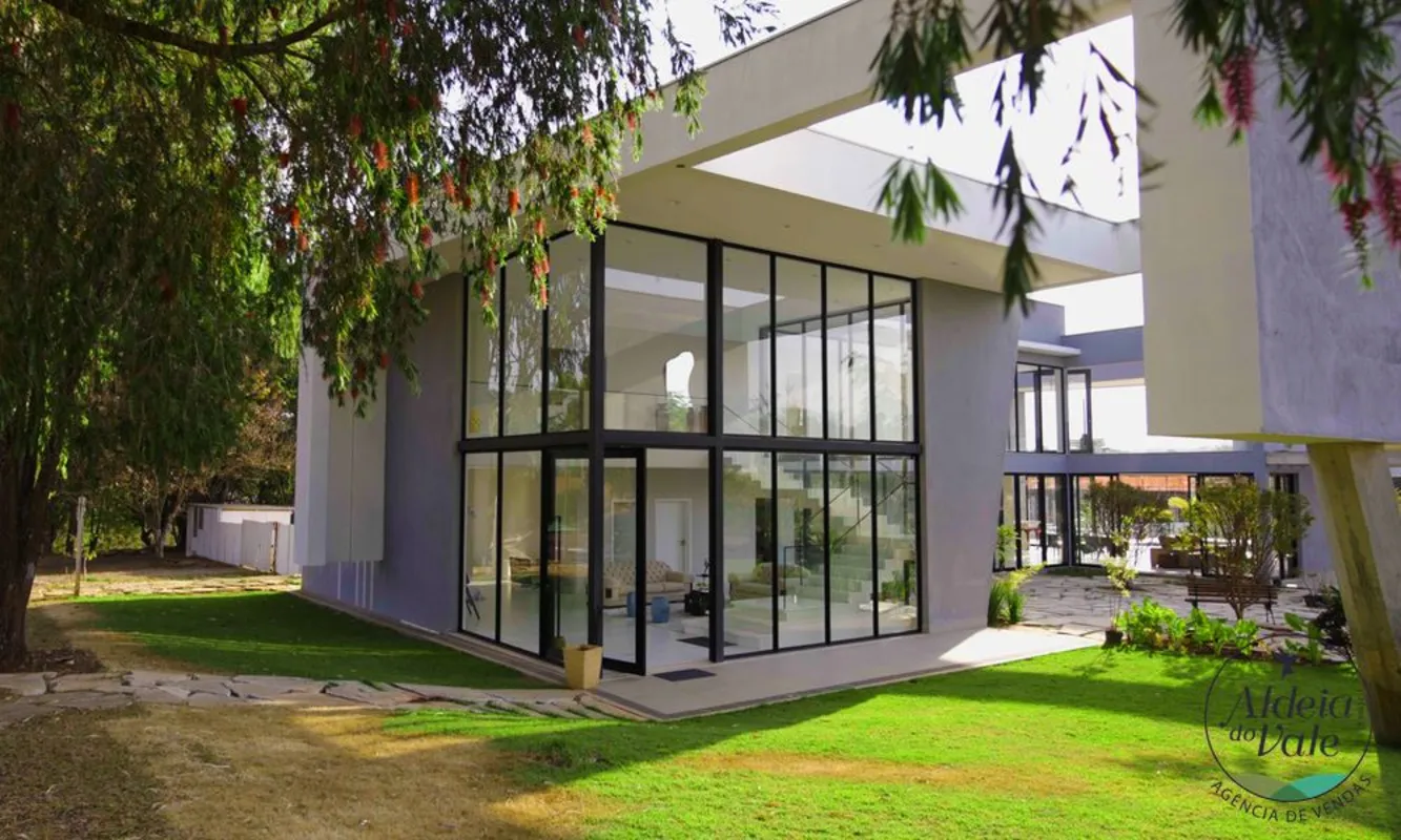 Sobrado novo espetacular no Aldeia do Vale com terreno fundode lago. Belíssimo p...