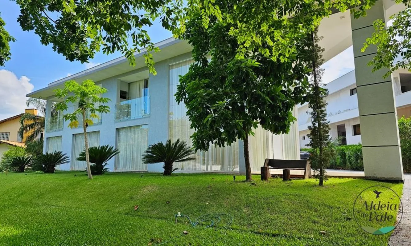 Casa imponente de esquina no Aldeia do Vale.Térreo com sala de estar social, lav...