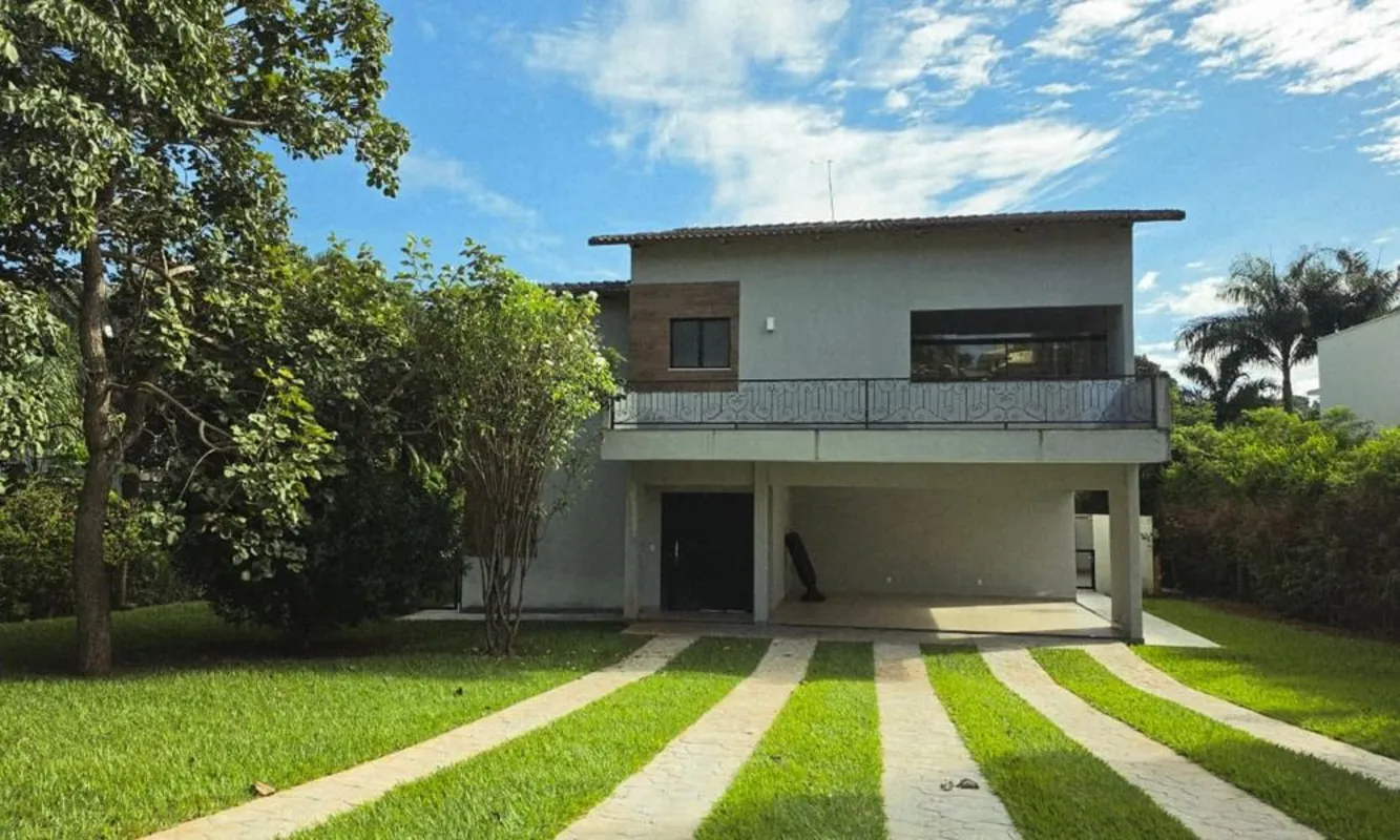 Sobrado no condomínio Aldeia do Vale. O piso inferior conta com sala de estar\/T...