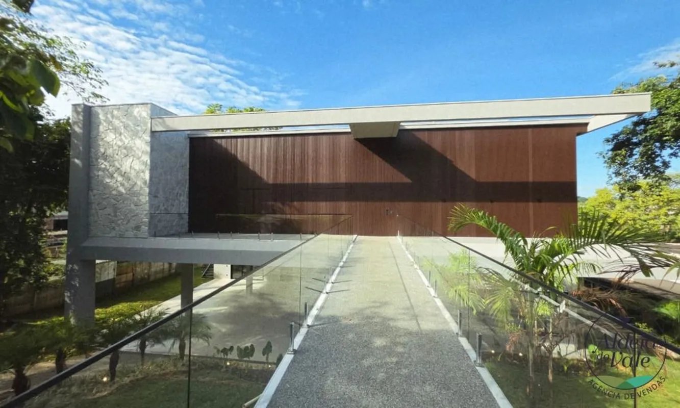 Sobrado novo e moderno no Aldeia do Vale.Térreo com sala de estar, lavabo, jardi...