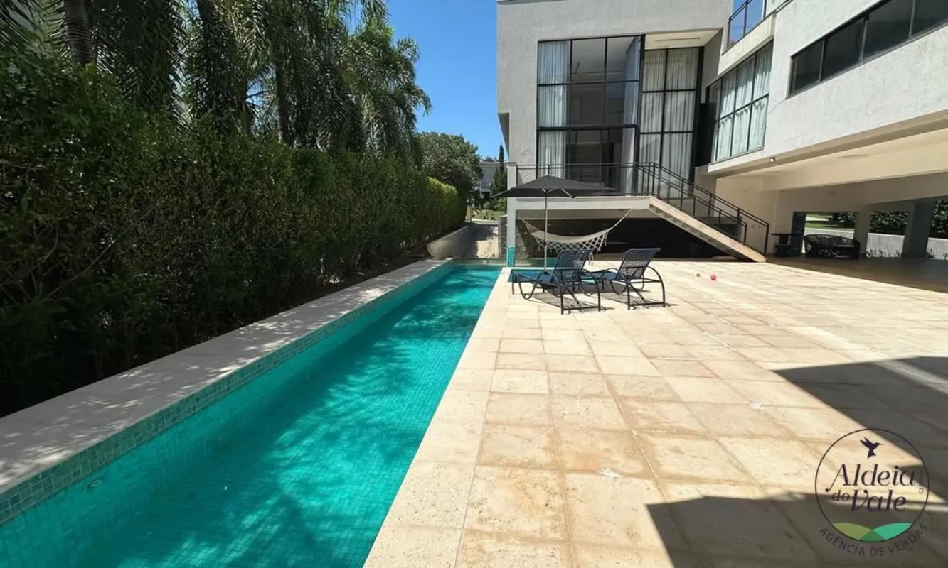 Sobrado moderno, com ambientes amplos e integrados.Paisagismo, com irrigação aut...