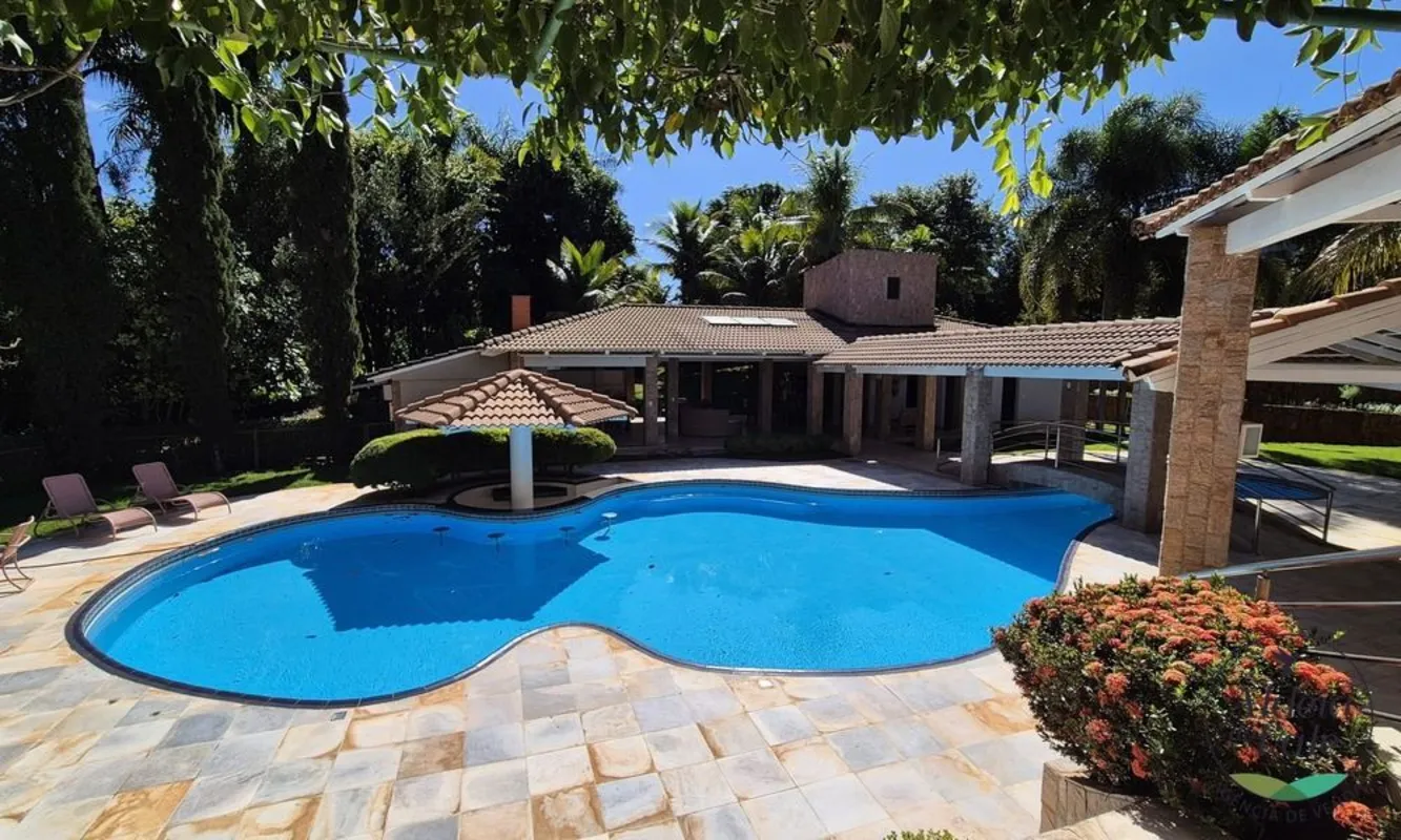 SOBRADO LATERAL DE VALE NO ALDEIA.Térreo com sala ampla com pé direito duplo, la...