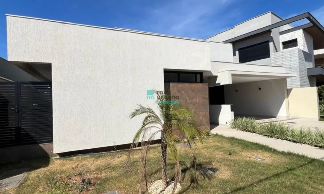 Casa Térrea com Fachada Principal com Porta Pivotante em Alumínio e Vidro Temper...