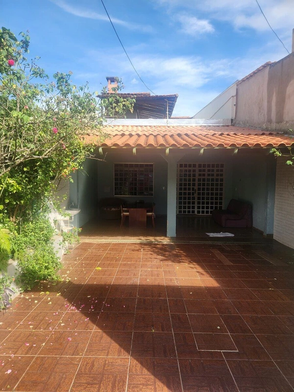 CASA VAZIA 2 Pavimentos ,Churrasqueira4 quartos 2 salas Copa cozinha 4 banheiros...