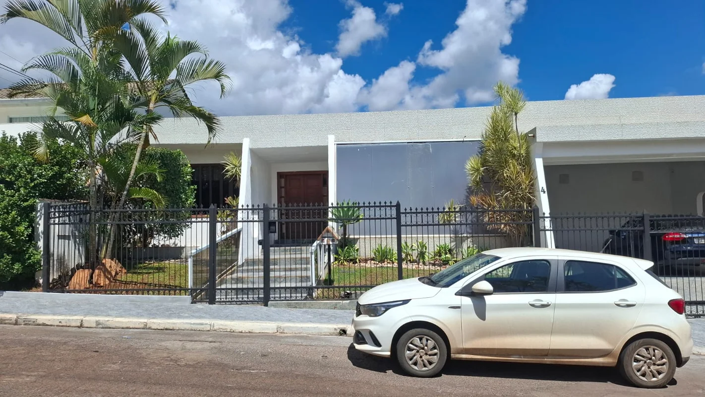Descubra a elegância e o conforto de morar na excelente localização do SHIS QI 1...