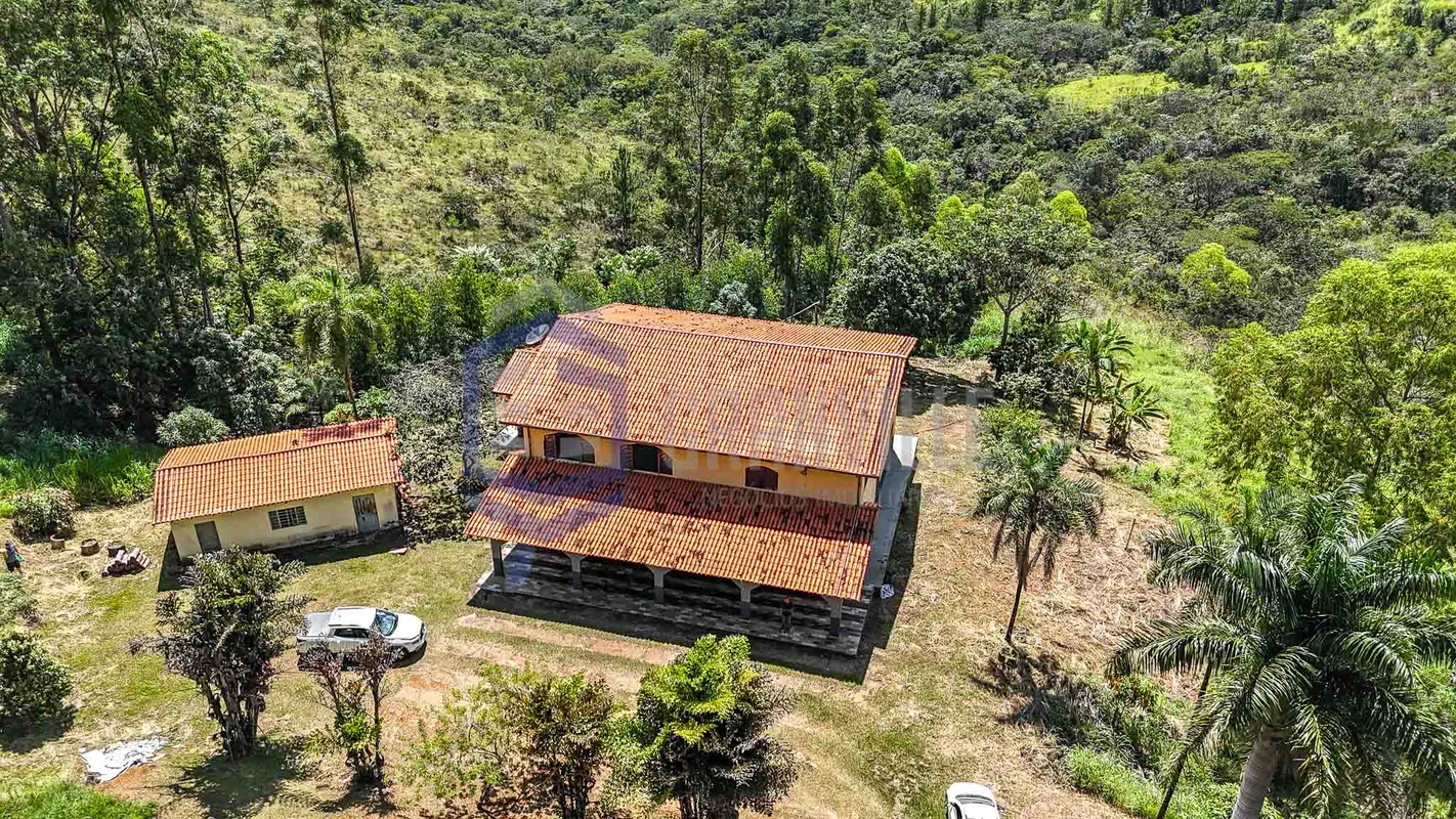 Granville aluga casa ampla, com dois pavimentos, ambientes generosos e excelente...