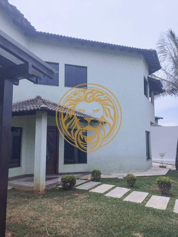 Casa: Construída com material de primeira linha, toda arejada com claridade natu...
