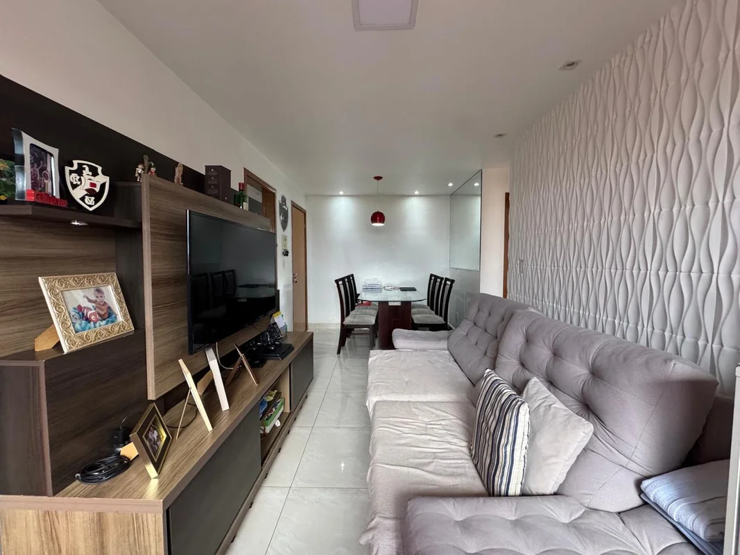 Vendo apartamento de 60m² divididos em 02 quartos, sendo uma suíte (banheiro com...