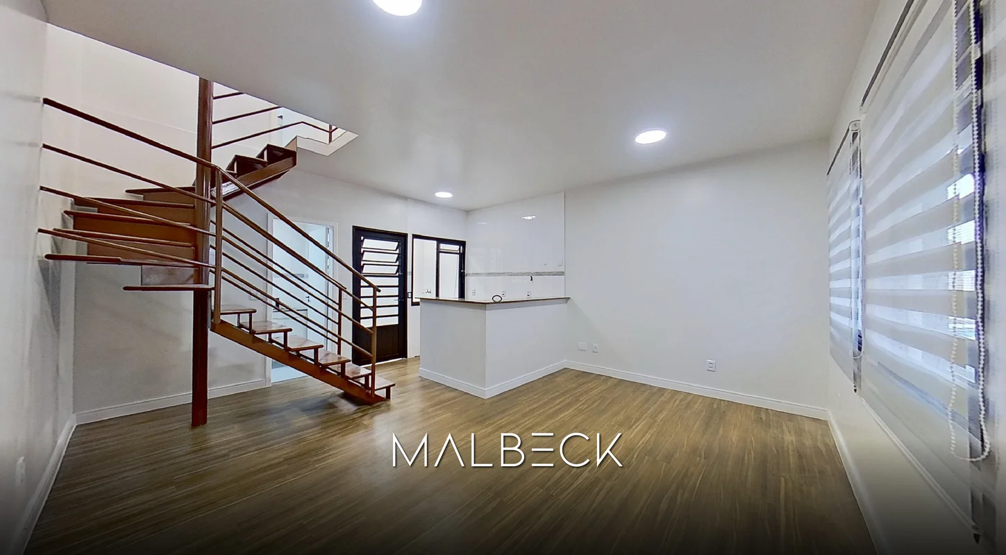 MALBECK IMÓVEIS vende:Excelente apartamento duplex de 2 quartos!DESCRIÇÃO DO IMÓ...