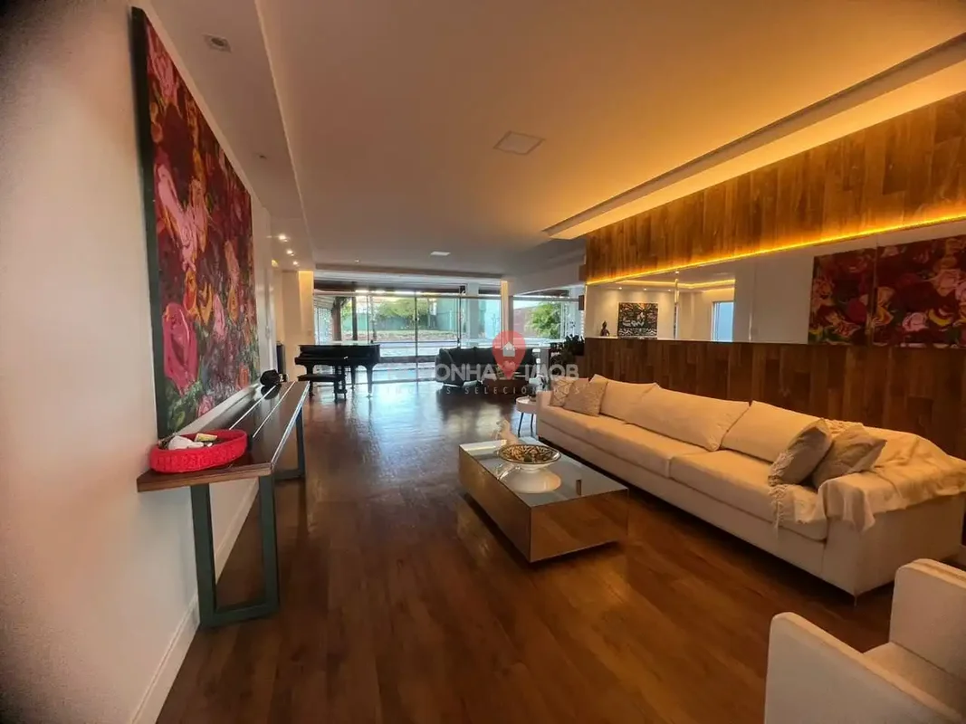 Localizada em uma das regiões mais nobres do Lago Sul, ao lado do Gilberto Salom...