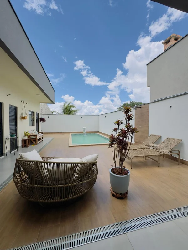 Descubra esta casa moderna e nova, localizada na Rua 08 de Vicente Pires, DF.Com...