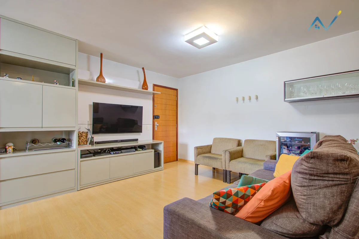 SQN 212, Bloco D, 3º andar, de canto, nascente, vista livre. Apresentamos este e...
