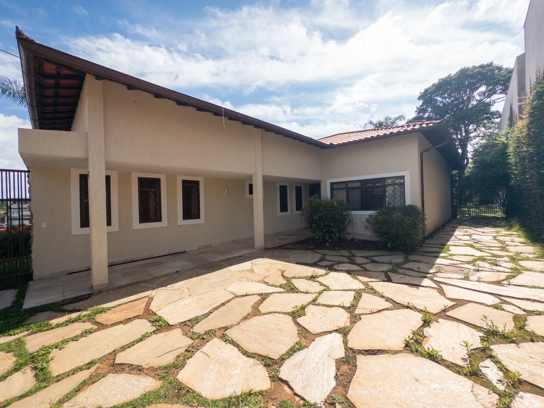 Vendo casa para retrofit em excelente localização na região nobre do lago sul. 0...