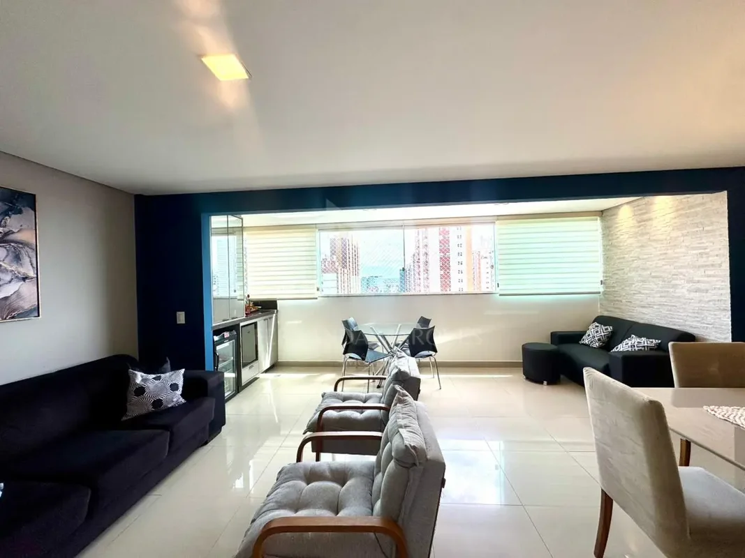 Fernanda Marques vende lindo apartamento com 3 suítes, totalmente reformado em Á...