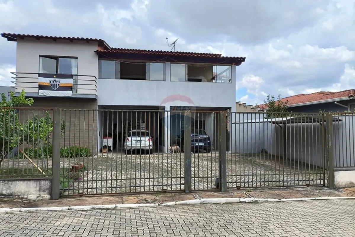 EXCELENTE CASA DOIS ANDARES SÃO DUAS CASAS COM ENTRADAS INDEPENDENTES.PARA DUAS ...