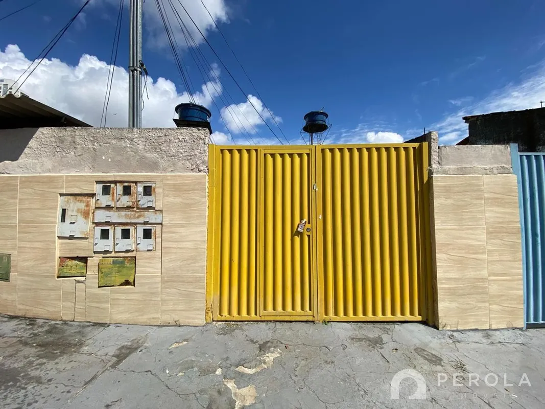 Casa com um quarto, banheiro social, sala, cozinha e área de serviço. Uma vaga d...