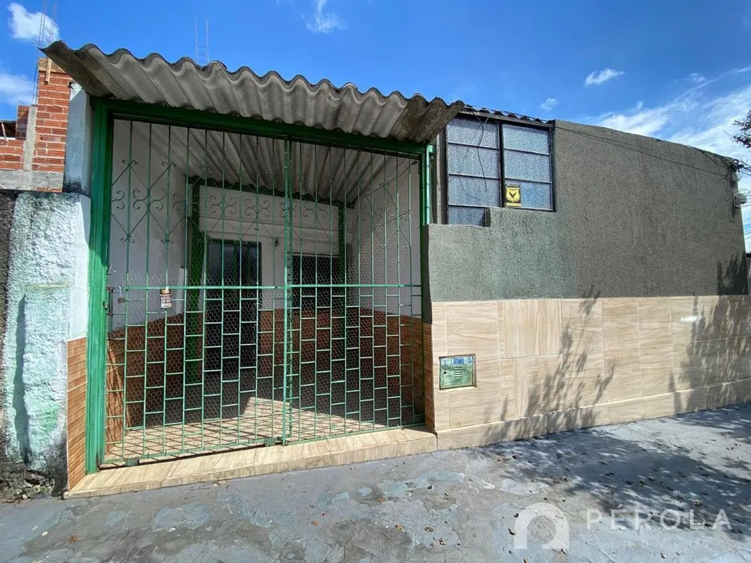 Casa com um quarto, banheiro social, sala, cozinha e área de serviço. Uma vaga d...