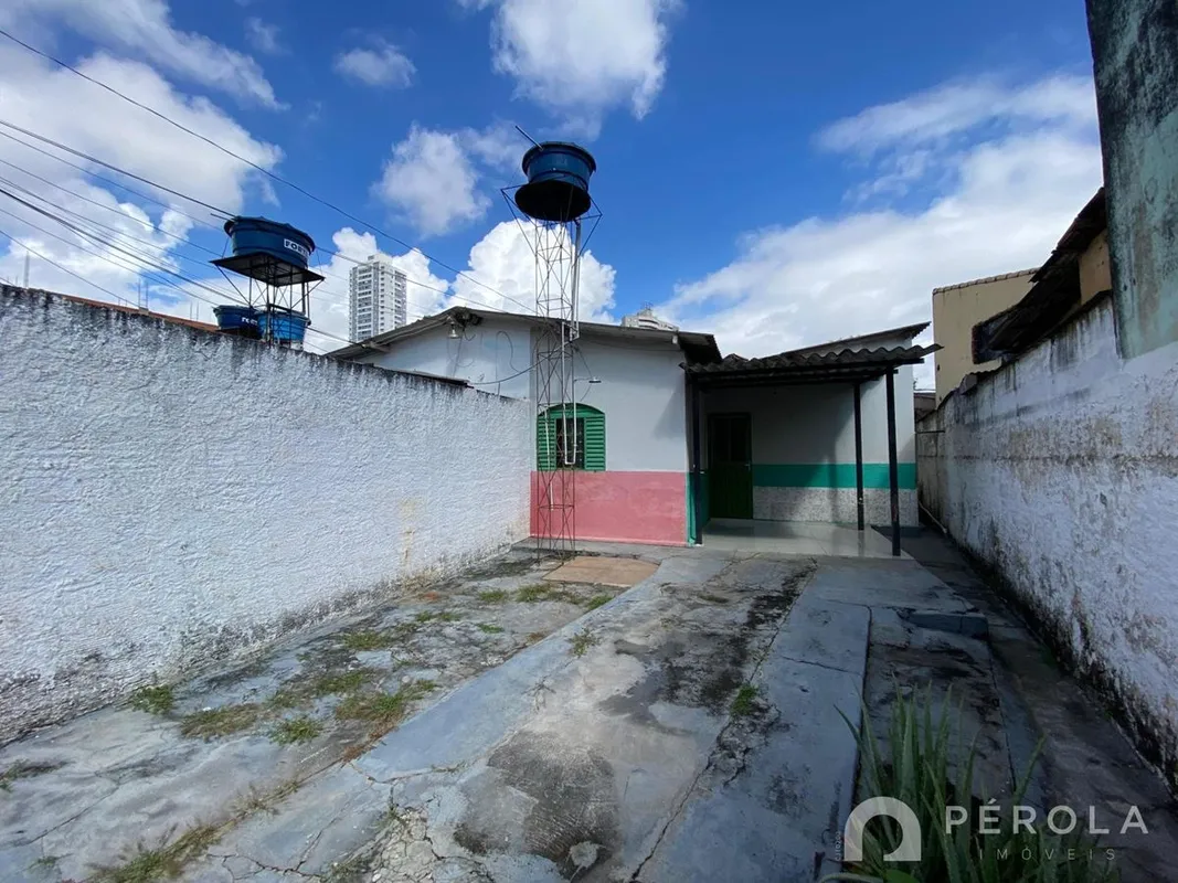 Casa com um quarto, banheiro social, sala, cozinha e área de serviço. Duas vagas...