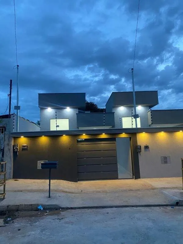 Casa de 160m² com 3 quartos sendo um suíte toda no porcelanato Sala com pé direi...