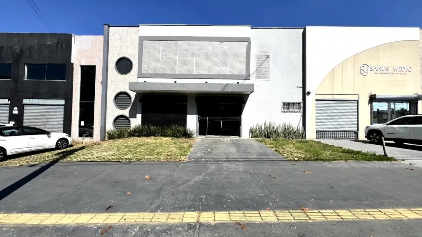 Prédio Comercial com 470,00m2, lote com 500,00m2, 2 frentes sendo 1 porta de aço...