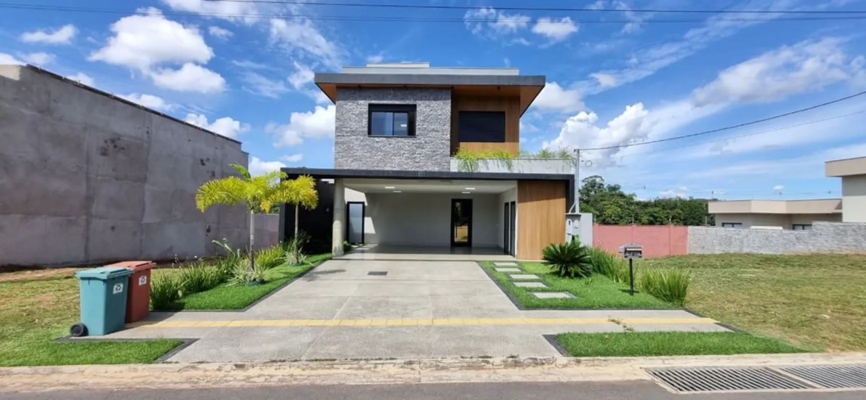 Sobrado moderno e sofisticado, com excelente padrão de acabamento, localizado em...