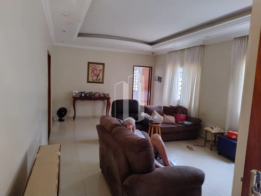  Casa térrea ampla no Setor SudoesteImóvel bem localizado, com excelente distrib...