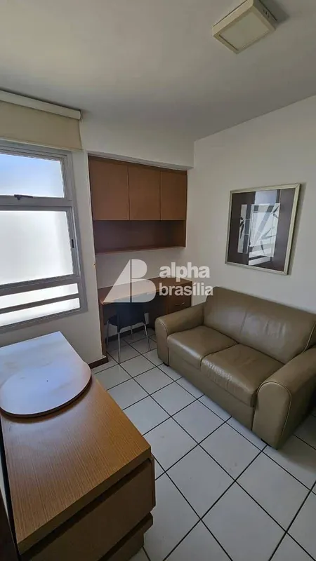 Kitnet Mobiliada 25m²Sala com sofá e rack para computadorQuarto com cama de casa...