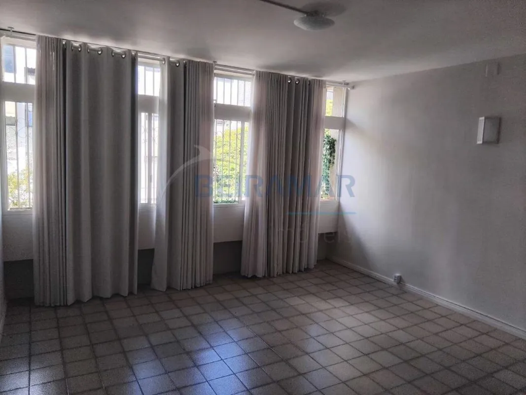 Imóvel com excelente ventilação natural e ambientes bem distribuídos, ideal para...