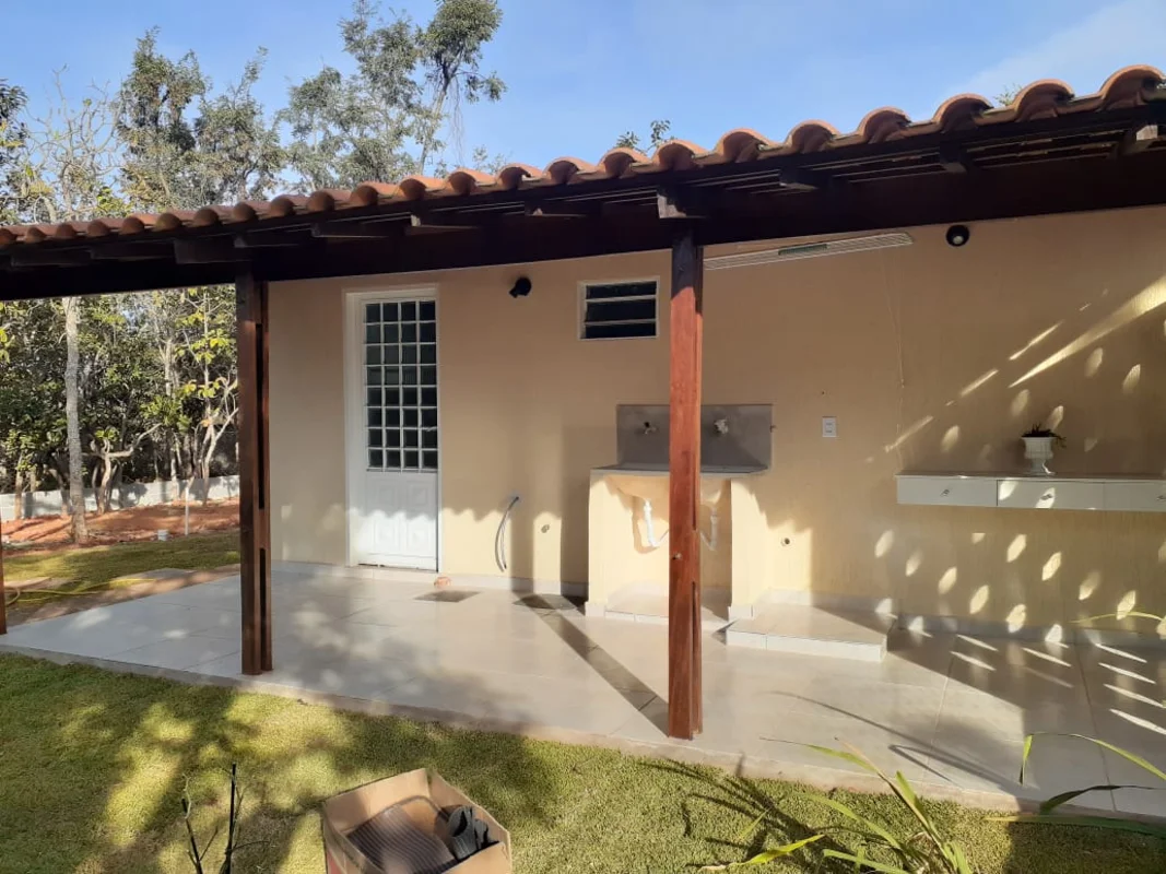 CASA EM CHÁCARA PARTICULARCOMPOSTA DE:SALACOINHAÁREA DE SERVIÇO2 QUARTOS - COM A...
